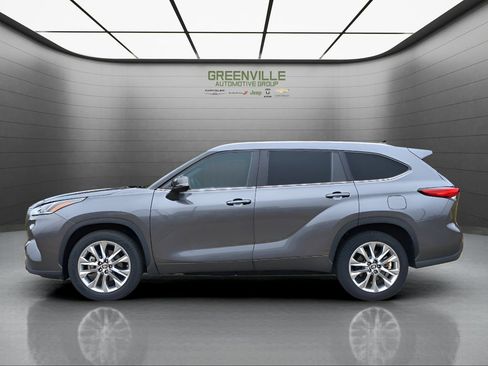 Used 2023 Toyota Highlander Limited FWD image 2