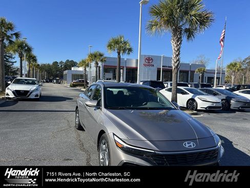 Used 2024 Hyundai Elantra SEL image 1
