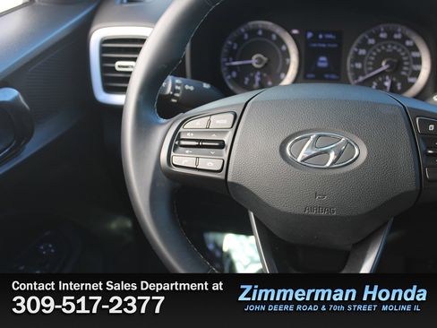 Used 2022 Hyundai Venue Limited image 11
