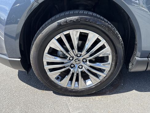 Used 2024 Toyota Venza XLE AWD/4WD image 11