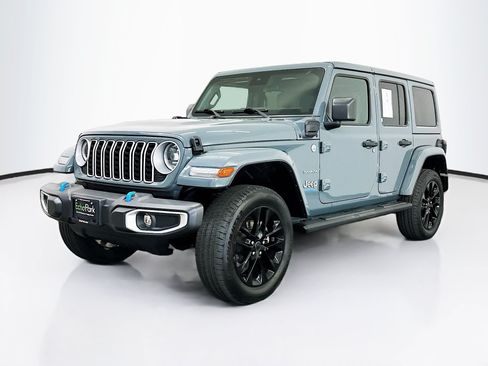 Used 2024 Jeep Wrangler Unlimited Sahara w/ Dual Top Group AWD/4WD image 3