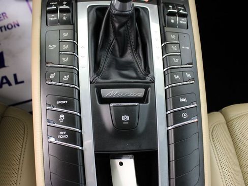Used 2020 Porsche Macan AWD/4WD image 31