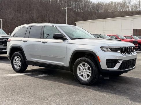 New 2025 Jeep Grand Cherokee Laredo image 1