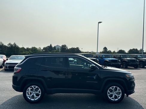Used 2024 Jeep Compass Latitude AWD/4WD image 2