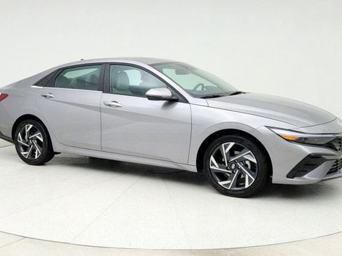 Used 2025 Hyundai Elantra Limited image 3