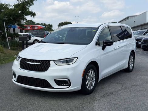 Used 2024 Chrysler Pacifica Touring-L FWD image 23