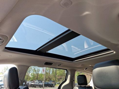 Used 2024 Chrysler Pacifica Limited FWD image 16