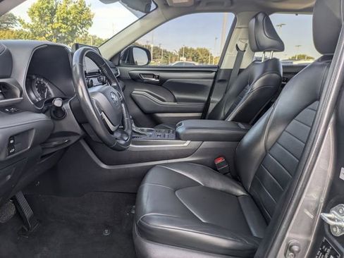 Used 2022 Toyota Highlander XLE image 26