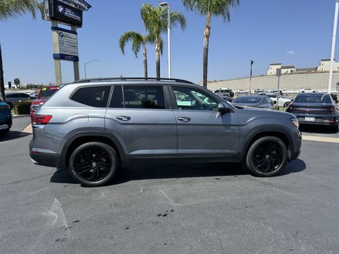 Used 2023 Volkswagen Atlas SE w/ Panoramic Sunroof Package FWD image 11