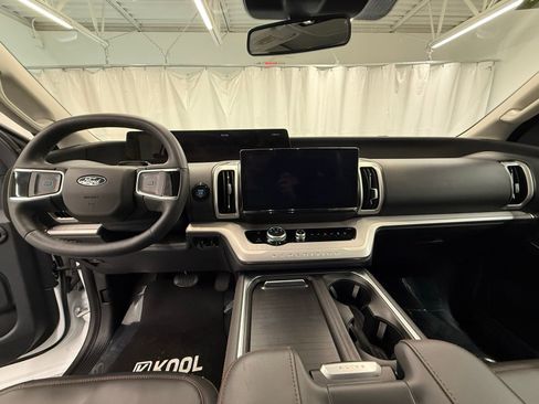 Used 2025 Ford Expedition Active AWD/4WD image 17
