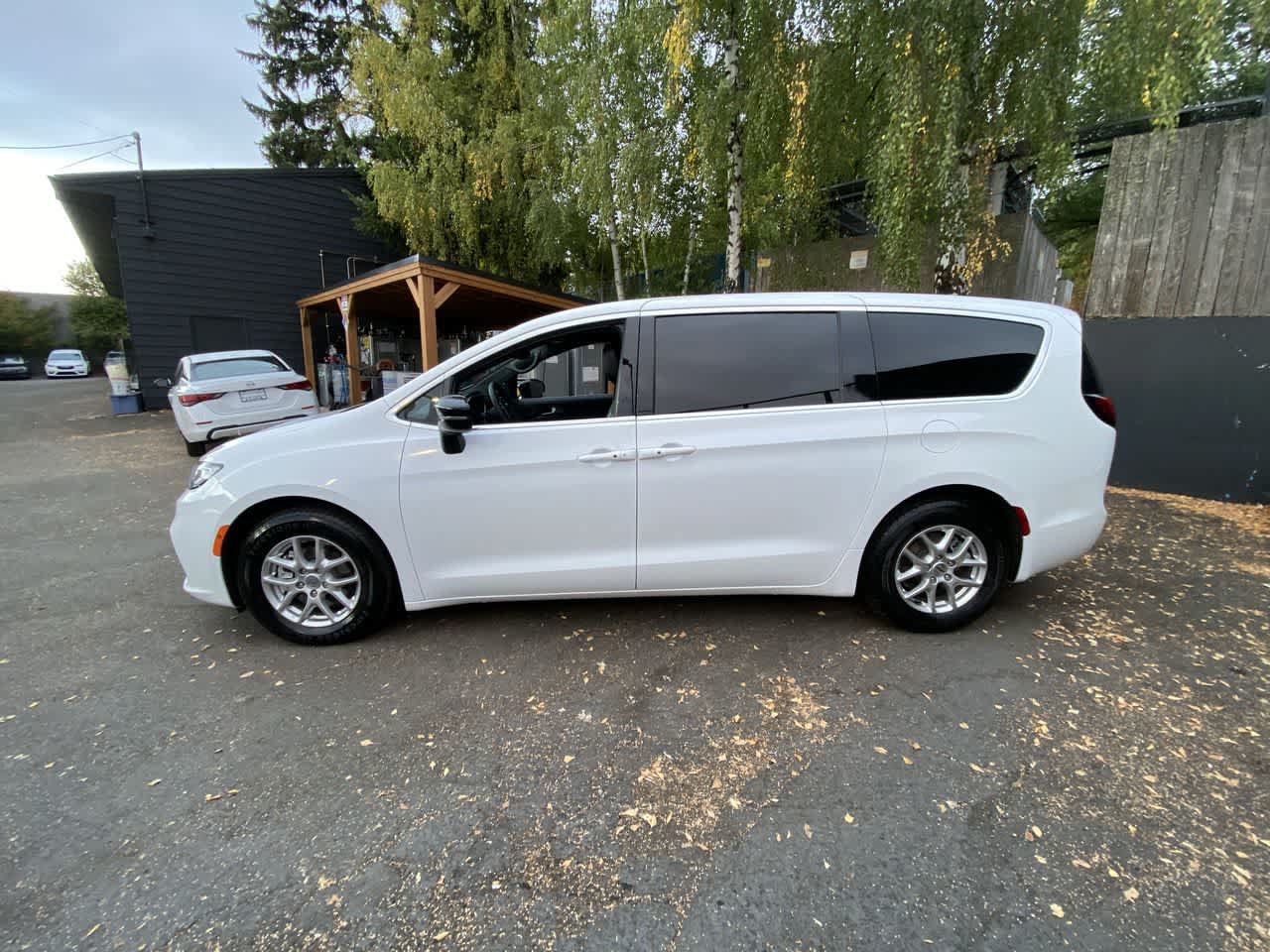 Used 2025 Chrysler Pacifica Select FWD image 3