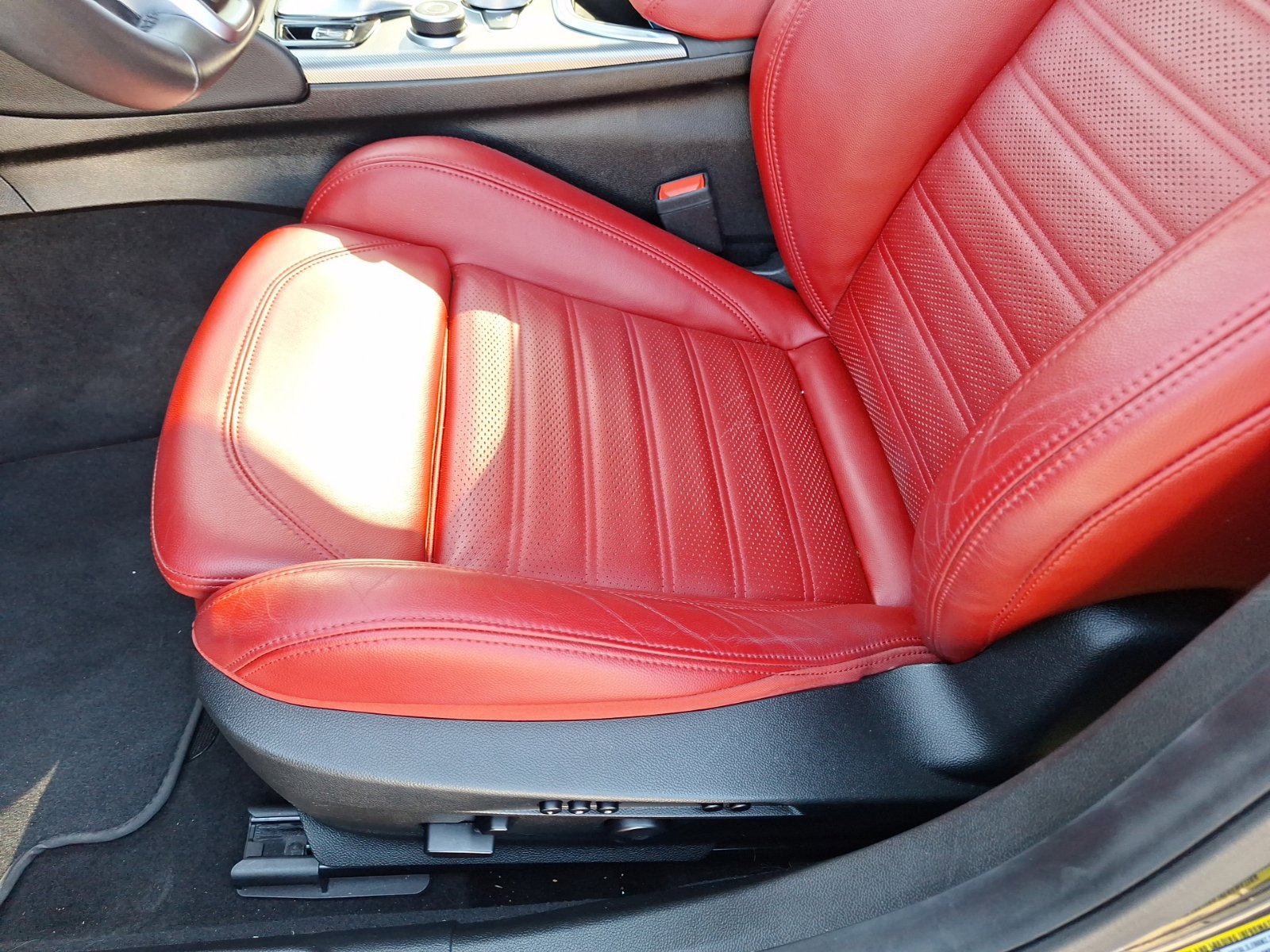 Used 2024 Alfa Romeo Giulia Veloce RWD image 16