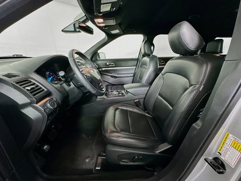 Used 2019 Ford Explorer XLT w/ Equipment Group 202A image 13