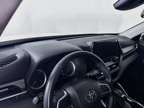 Used 2023 Toyota Highlander LE AWD/4WD image 4