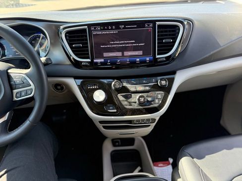 Certified 2024 Chrysler Pacifica Touring-L image 9