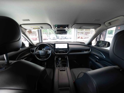 Used 2024 Toyota Grand Highlander XLE AWD/4WD image 19