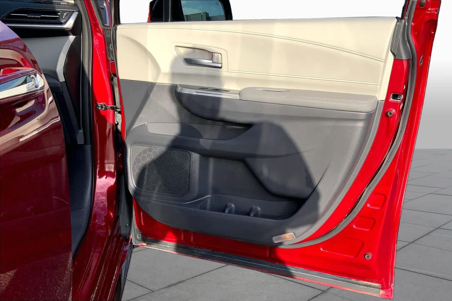 Used 2023 Toyota Sienna Limited FWD image 23