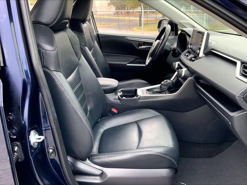 Used 2021 Toyota RAV4 XLE Premium image 8
