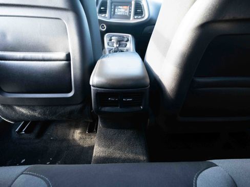 Used 2015 Dodge Challenger SXT image 21