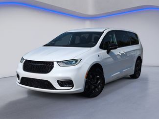 Used 2024 Chrysler Pacifica Limited FWD video 2