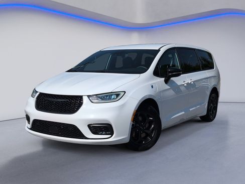 Used 2024 Chrysler Pacifica Limited FWD image 2