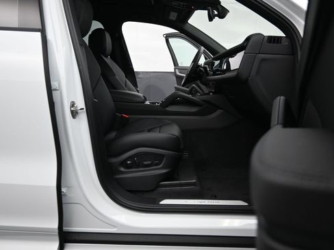 Certified 2025 Porsche Cayenne AWD/4WD image 18