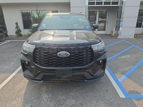 Used 2025 Ford Explorer ST-Line w/ ST-Line Street Pack AWD/4WD image 9