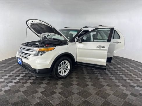 Used 2014 Ford Explorer XLT w/ Equipment Group 202A AWD/4WD image 13