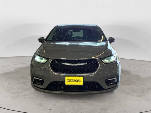 Used 2023 Chrysler Pacifica Touring-L AWD/4WD image 2