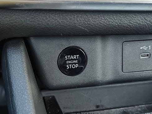 Used 2025 Nissan Rogue SV FWD image 18