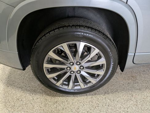 Used 2023 Chevrolet Traverse Premier FWD image 11