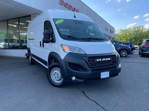 Used 2025 RAM ProMaster 2500 w/ Convenience Group FWD image 3