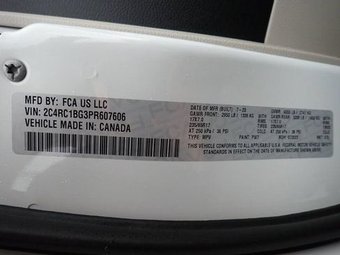 Used 2023 Chrysler Pacifica Touring-L FWD image 14