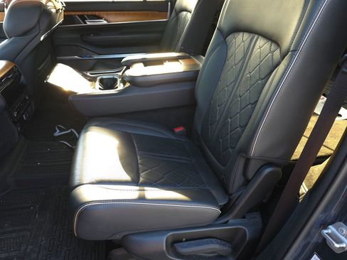 Used 2022 Jeep Grand Wagoneer Series III image 11