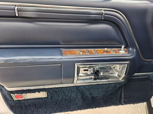 Used 1989 Lincoln Town Car Signature RWD image 16