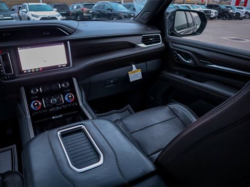 Used 2021 GMC Yukon XL Denali w/ Denali Premium Package image 23
