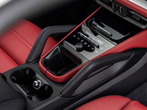 Certified 2025 Porsche Cayenne Coupe AWD/4WD image 46