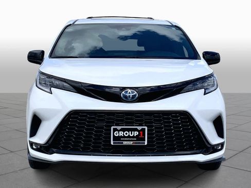 Used 2025 Toyota Sienna XSE w/ XSE Plus Package image 4