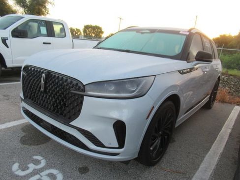 Used 2025 Lincoln Aviator Reserve w/ Luxury Package RWD image 3