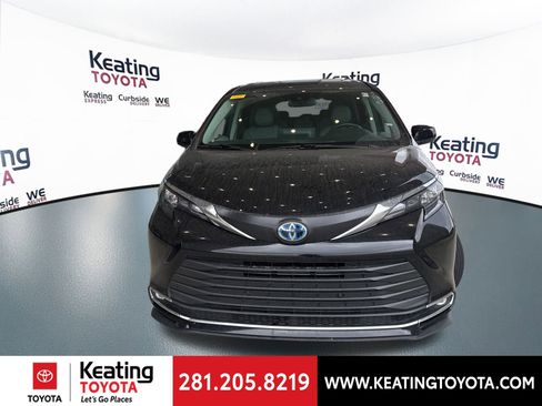 Certified 2024 Toyota Sienna XLE image 3