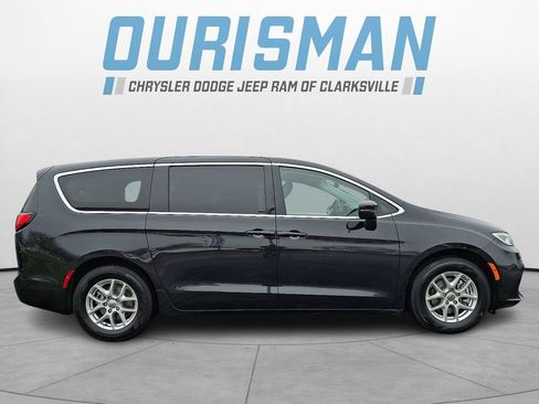 Used 2023 Chrysler Pacifica Touring-L image 7