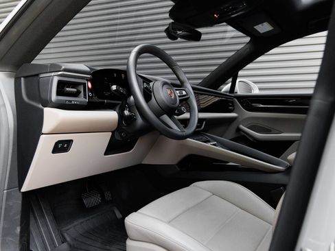Certified 2024 Porsche Macan 4 Electric AWD/4WD image 4