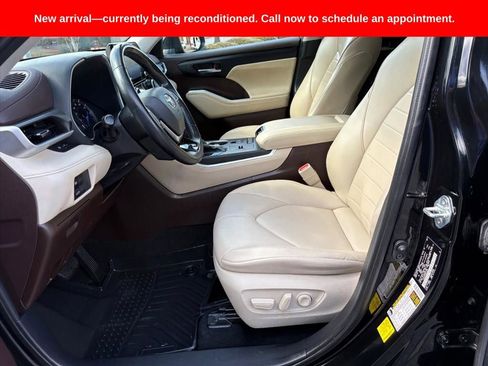 Used 2021 Toyota Highlander XLE image 17