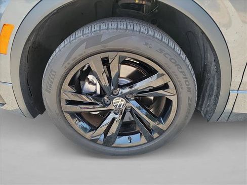 Used 2023 Volkswagen Tiguan SE R-Line FWD image 9