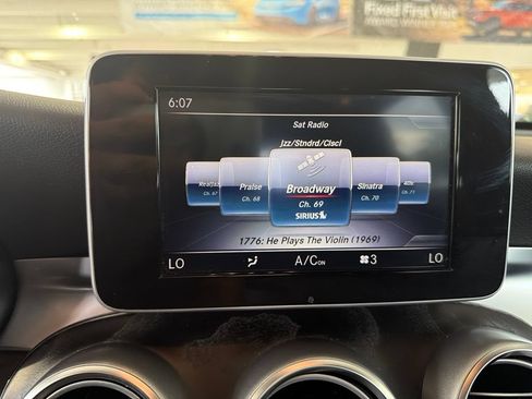 Used 2018 Mercedes-Benz GLC 300 4MATIC w/ Premium Package image 15