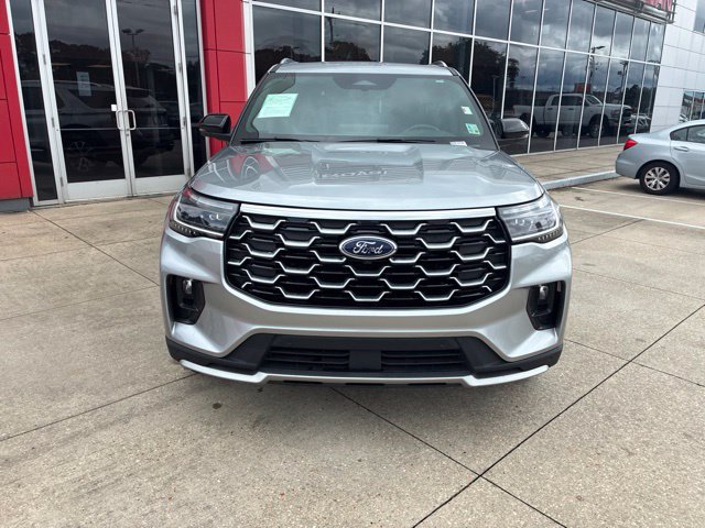 Used 2025 Ford Explorer Platinum w/ Ultimate Package AWD/4WD image 2