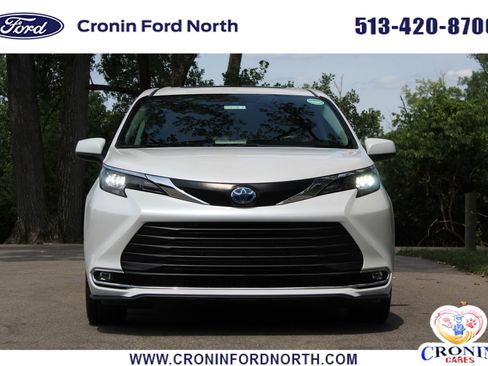 Used 2024 Toyota Sienna XLE FWD image 2