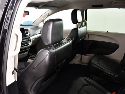 Used 2024 Chrysler Pacifica Touring-L FWD image 45