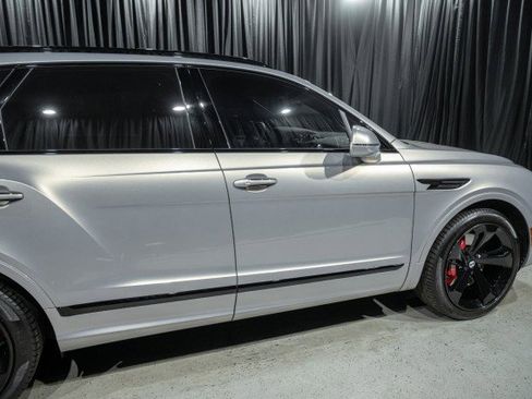 Used 2023 Bentley Bentayga Plug-In Hybrid image 4