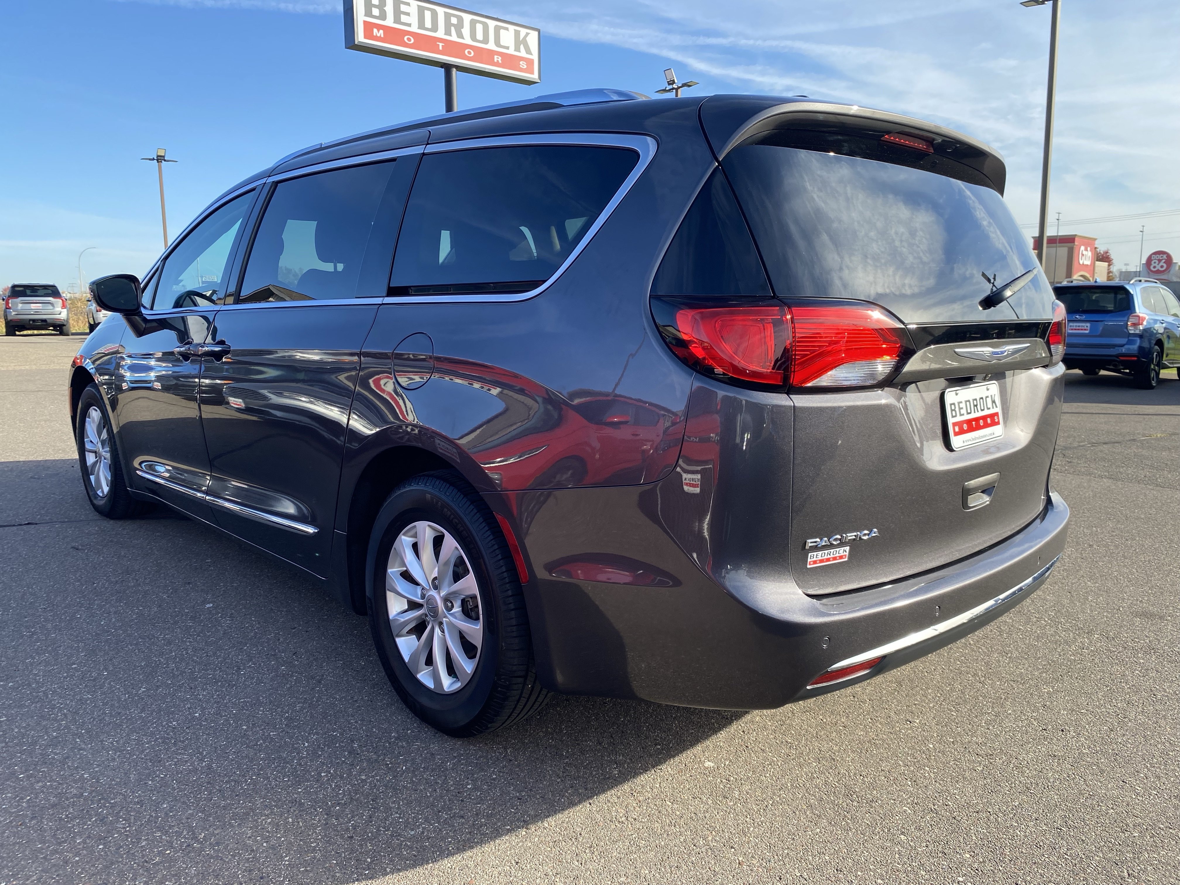 Used 2018 Chrysler Pacifica Touring-L FWD image 3